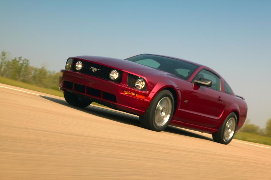  Ford Mustang GT 2005 года  (фото 105 из 209)
